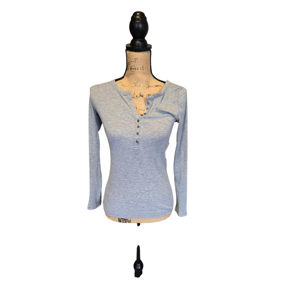 Active Basic gray knit long sleeve v neck top, size medium